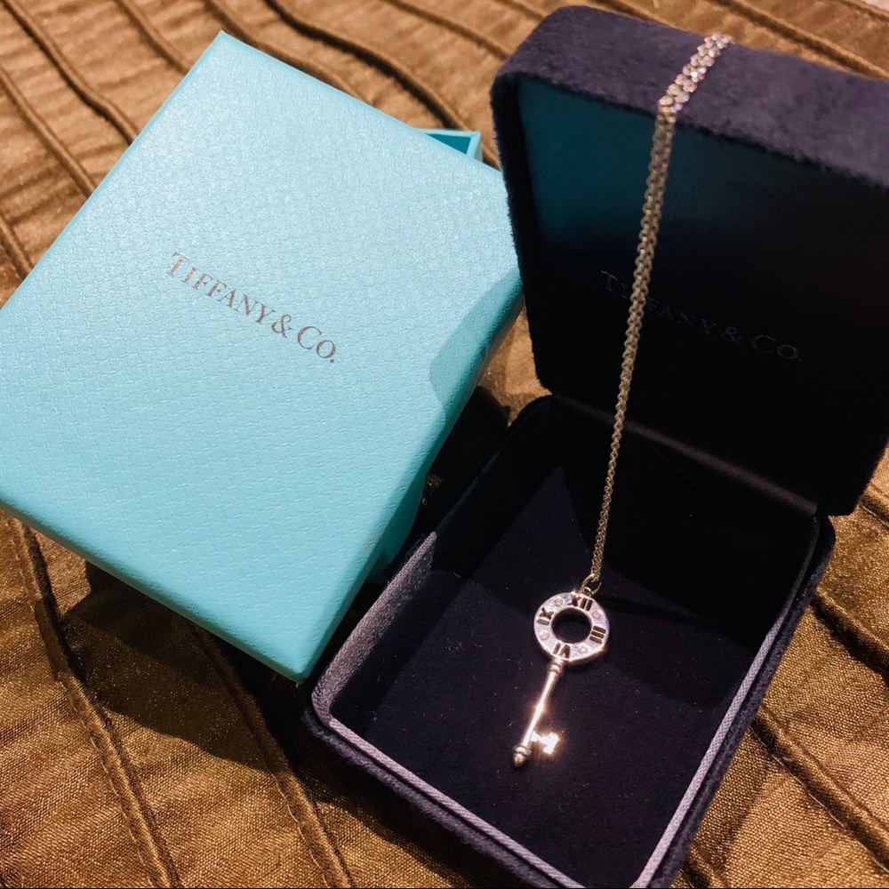 Tiffany&co. 18K gold Atlas key pendant necklace